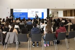 El Dr. Julio Zarco subraya la necesidad de humanizar la atención médica en una charla con estudiantes de Medicina