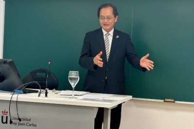 El embajador japonés expone sobre economía de la longevidad en un curso de verano