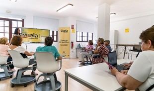 Andalucía destina 49,4 millones para convertir los Puntos Vuela en hubs digitales