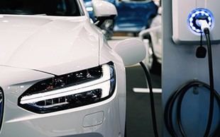 Impacto social de los coches eléctricos y de combustión en empleo y salud