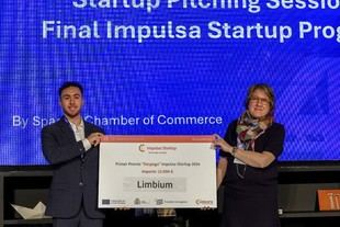 Alberto Martínez, ingeniero de la UPCT, recibe el premio Impulsa Startup por sus prótesis biónicas en 3D