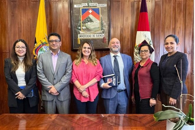 Cooperación académica entre el Instituto de Estudios de América Latina y la Universidad de Cuenca