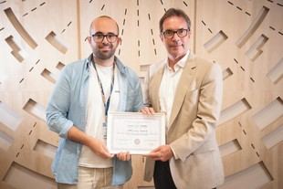 Carlos Vico de la Universidad de Oviedo recibe un premio del CERN por su investigación