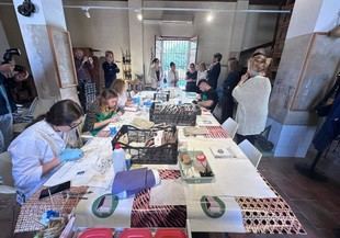 El ministro de Cultura apoya el proyecto 'Salvem les Fotos' en la Universitat de València