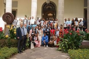 El Parlamento de Canarias recibe a becados de Campus África para discutir migración y género