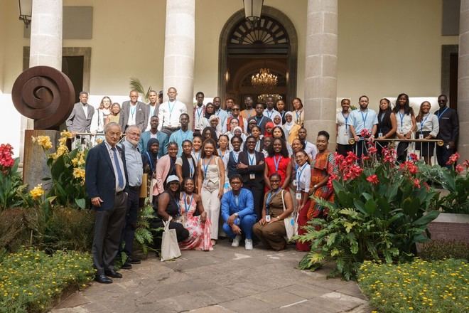 El Parlamento de Canarias recibe a becados de Campus África para discutir migración y género