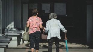 La carga oculta de la «generación sándwich» en la sociedad actual