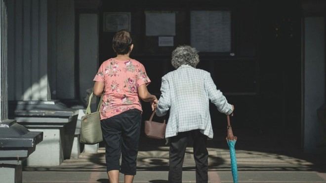 La carga oculta de la «generación sándwich» en la sociedad actual