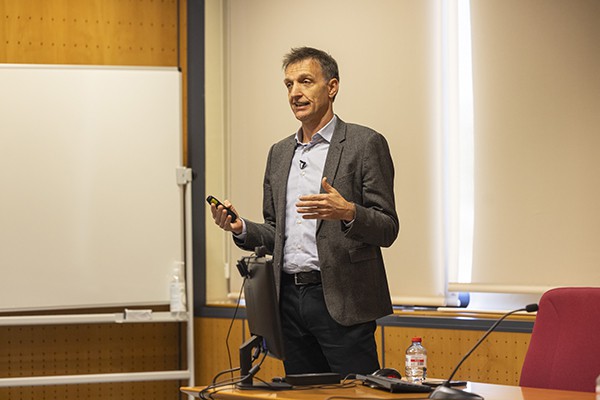 Jan Eeckhout analiza la paradoja del beneficio en una conferencia en la UJI