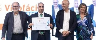 Agustín Franco de la UEx recibe un premio por su compromiso con la responsabilidad social en los Premios Vivofácil