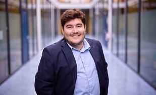 Álvaro Saavedra de la UPNA recibe un premio por su tesis doctoral en marketing sobre asistentes virtuales