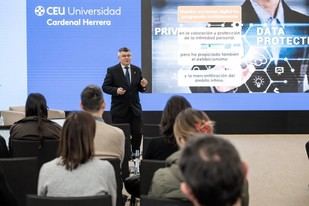El profesor Carbajo aborda la ética de la privacidad familiar en la era de la inteligencia artificial en CEU UCH
