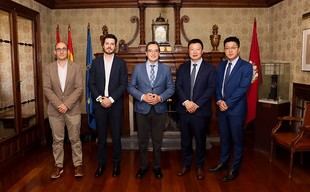 El rector de la Universidad de Salamanca se reúne con Huawei para impulsar la colaboración en IA