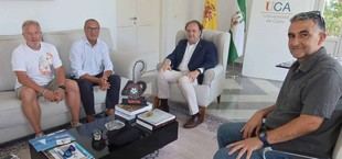 El rector de la Universidad de Cádiz celebra el triunfo del equipo de fútbol sala del PTGAS en el campeonato nacional