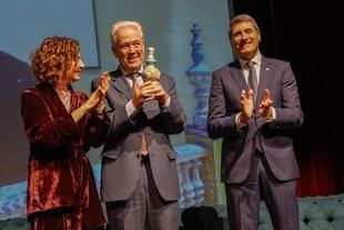 Emilio Alba recibe el Premio Plaza de España por su labor en Oncología
