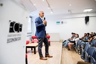 López Armengol da la bienvenida a nuevos estudiantes de Económicas 2026