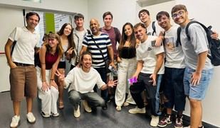 Estudiantes de Producción Musical se reúnen con el cantautor DLUE