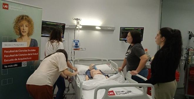 Enfermeros pediátricos del HUNSC reciben formación en hospital simulado de la Universidad Europea de Canarias