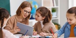 Llamado a un uso consciente de la tecnología en las aulas por Enric Vidal y Margarida Romero