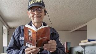 Vigilante de la UNAL publica libro de poesía tras superar una enfermedad
