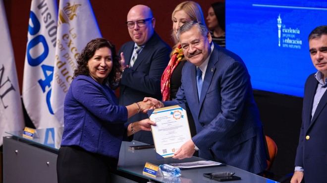 UANL recibe distintivo por ser 100% libre de humo de tabaco