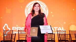 Patricia Zambrano recibe premio por su labor en ciencia y educación STEM