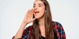 Ronquera persistente puede indicar lesiones vocales graves, advierte experto
