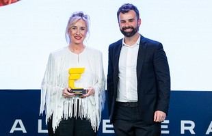 Esperanza Dongil recibe el Premio Somos Fanes por su guía psicológica para menores afectados por desastres