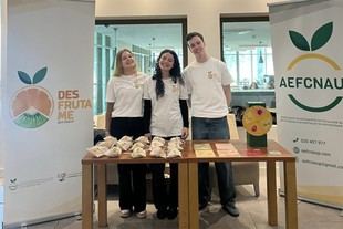 Estudiantes de Nutrición reparten fruta en la comunidad académica