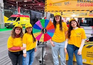 Estudiantes de la UV promueven educación en emergencias en Expojove 2025 con Bomberos de València