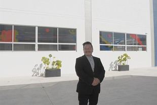 Estudiantes de BUAP decoran ventanales con diseños creativos en CU2