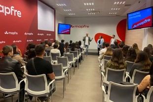Estudiantes de Comunicación Digital exploran la sede de Mapfre
