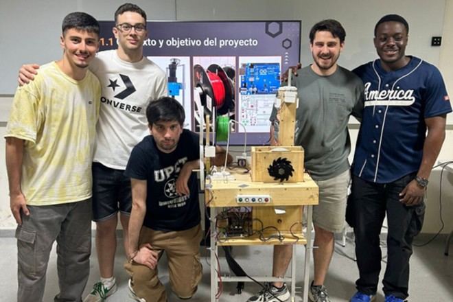 Estudiantes diseñan máquinas para reciclar plásticos en 3D