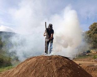Estudiantes de Ingeniería Forestal visitan carbonera tradicional en León