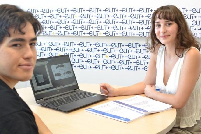 Estudiantes de Ingeniería Biomédica presentan sus investigaciones en el Institut Pasteur