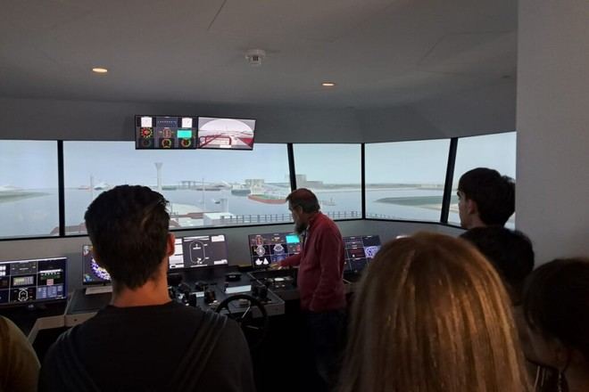 Estudiantes de Ingeniería Naval exploran el Centro de Experiencias Hidrodinámicas y Siport21