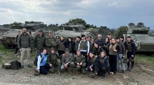 Estudiantes de Periodismo de la CEU UAO participan en simulación del Ejército de Tierra