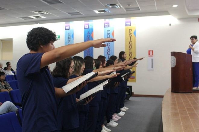 Estudiantes de Trabajo Social realizan ceremonia de toma de protesta