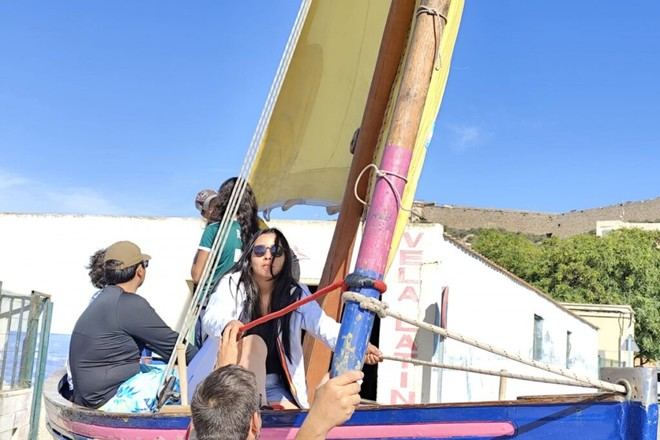 Estudiantes de vela latina aprenden a preparar la embarcación para navegar