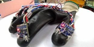 Estudiantes del IPN crean guante que traduce lengua de señas a voz