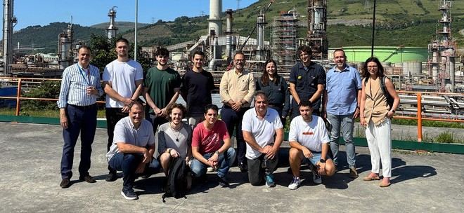 Estudiantes del Máster en Hidrógeno conocen el proyecto de Petronor