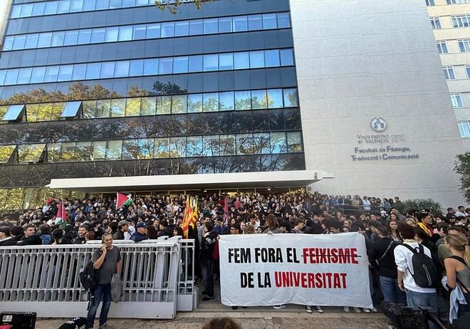 Estudiantes de la UV protestan contra el fascismo en su facultad