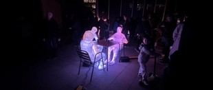 Estudiantes de La Salle-URL presentan obra sobre el impacto del móvil en las relaciones humanas en Llum BCN