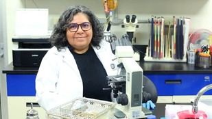 Investigadora de UANL gana premio por estudio sobre cáncer y neurociencia