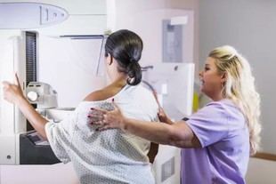 Brechas socioeconómicas afectan detección temprana del cáncer de mama en Chile