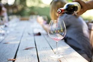 Estudio investiga el impacto del vino tinto sin alcohol y la dieta mediterránea en la salud cognitiva de mayores