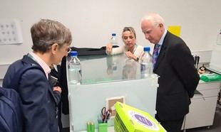El Ministro de Agricultura visita el Laboratorio Sainsbury en Cambridge