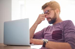 La Generación Z se va de vacaciones con el cargador puesto y la cabeza fundida