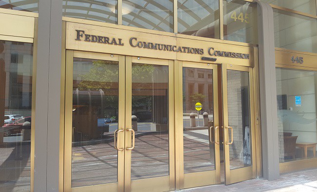 FCC se queda con solo dos comisionados tras nuevos anuncios de salida