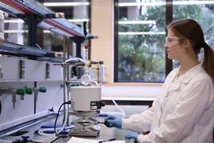 FCUP implementa sistema para hacer más sostenibles las prácticas en laboratorios de Química